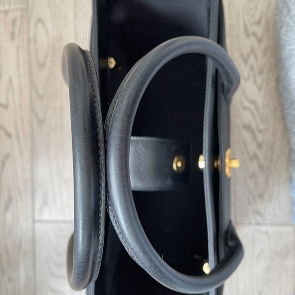 Chanel Executive Cerf Tote In calf leather, black with gold hardware - Picture 12 of 13